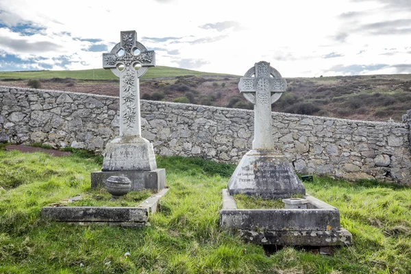 Лландадно, Уельс, Великобританія - 2018 22 квітня: Драматичні могилах стоять біля St Tudnos церкви та цвинтарі на великий Orme в Лландадно, Уельс, Великобританія — стокове фото