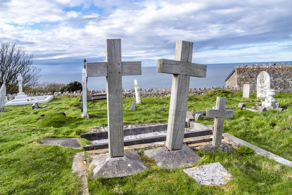 Llandudno, Wales, Wielka Brytania - 22 kwietnia 2018: Dramatyczne grobów w St Tudnos Kościół i cmentarz na Great Orme w Llandudno, Wales, Wielka Brytania — Zdjęcie stockowe