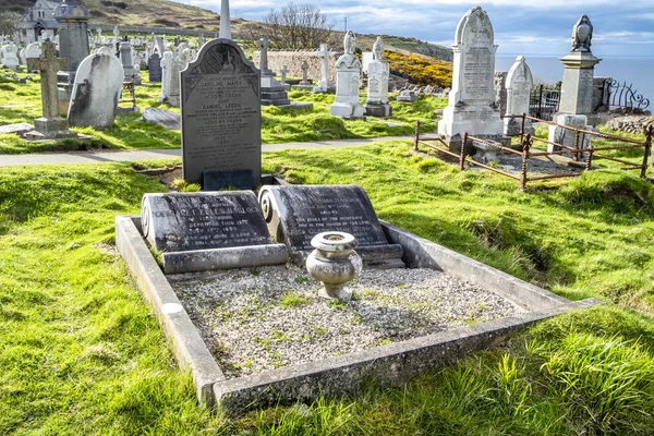 Llandudno, Wales, Uk - April 22 2018: Dramatiska gravarna står vid St Tudnos kyrkan och kyrkogården på Great Orme på Llandudno, Wales, Uk — Stockfoto