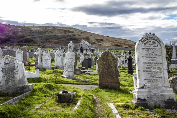 Llandudno, Wales, Wielka Brytania - 22 kwietnia 2018: Dramatyczne grobów w St Tudnos Kościół i cmentarz na Great Orme w Llandudno, Wales, Wielka Brytania — Zdjęcie stockowe