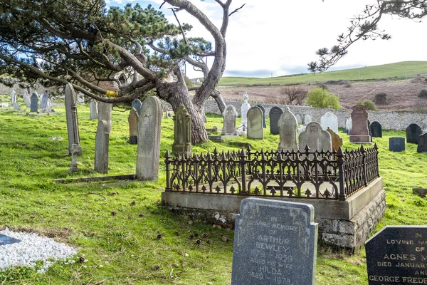 Llandudno, Wales, Wielka Brytania - 22 kwietnia 2018: Dramatyczne grobów w St Tudnos Kościół i cmentarz na Great Orme w Llandudno, Wales, Wielka Brytania — Zdjęcie stockowe