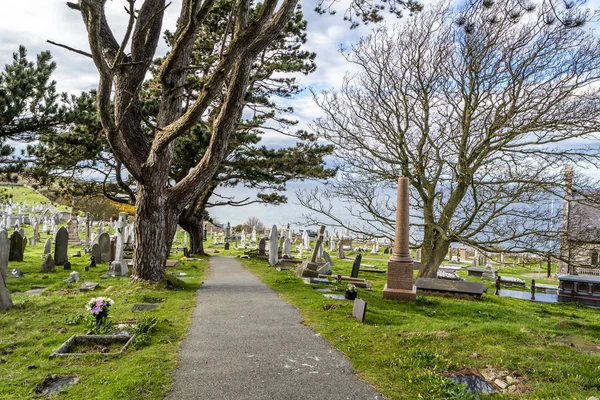 Κυπαρισσία, Ουαλία, Uk - Απριλίου 22 2018: Δραματική τάφους στέκεται στο St Tudnos εκκλησία και κοιμητήριο στην το μεγάλο Orme στην Κυπαρισσία, Ουαλία, Ηνωμένο Βασίλειο — Φωτογραφία Αρχείου