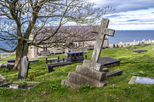 Llandudno, Wales, Wielka Brytania - 22 kwietnia 2018: Dramatyczne grobów w St Tudnos Kościół i cmentarz na Great Orme w Llandudno, Wales, Wielka Brytania — Zdjęcie stockowe