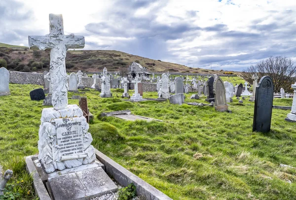 Llandudno, Wales, Wielka Brytania - 22 kwietnia 2018: Dramatyczne grobów w St Tudnos Kościół i cmentarz na Great Orme w Llandudno, Wales, Wielka Brytania — Zdjęcie stockowe