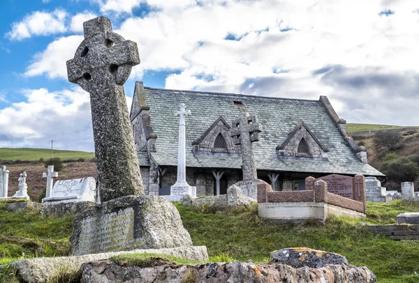 LLANDUDNO, WALES, Reino Unido - 22 DE ABRIL DE 2018: Tumbas dramáticas de pie en la iglesia y cementerio de St Tudnos en el Gran Orme en Llandudno, Gales, Reino Unido — Foto de Stock