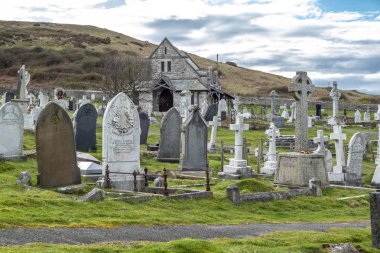 Llandudno, Galler, İngiltere - 22 Nisan 2018: Dramtic St Tudnos Kilisesi ve Mezarlığı, Llandudno, Galler, İngiltere'de büyük Orme üzerinde duran mezar