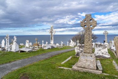 Llandudno, Galler, İngiltere - 22 Nisan 2018: Dramtic St Tudnos Kilisesi ve Mezarlığı, Llandudno, Galler, İngiltere'de büyük Orme üzerinde duran mezar