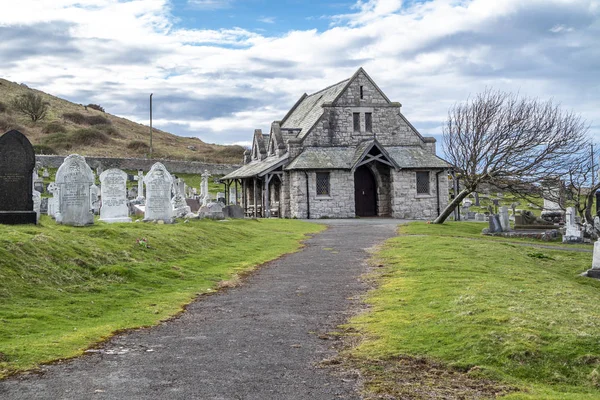 LLANDUDNO, WALES, Reino Unido - 22 de abril de 2018: Igreja de St Tudnos e cemitério no Grande Orme em Llandudno, País de Gales, Reino Unido — Fotografia de Stock