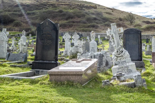 Llandudno, Wales, Uk - April 22 2018: Dramtic gravar stående vid St Tudnos kyrkan och kyrkogården på Great Orme på Llandudno, Wales, Storbritannien — Stockfoto