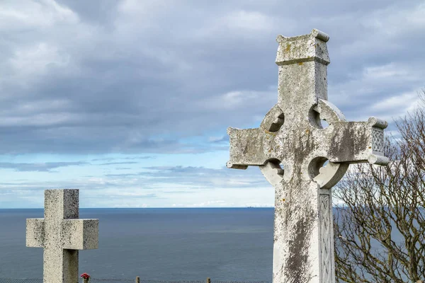 Llandudno, Wales, Wielka Brytania - 22 kwietnia 2018: Dramatyczne grobów w St Tudnos Kościół i cmentarz na Great Orme w Llandudno, Wales, Wielka Brytania — Zdjęcie stockowe