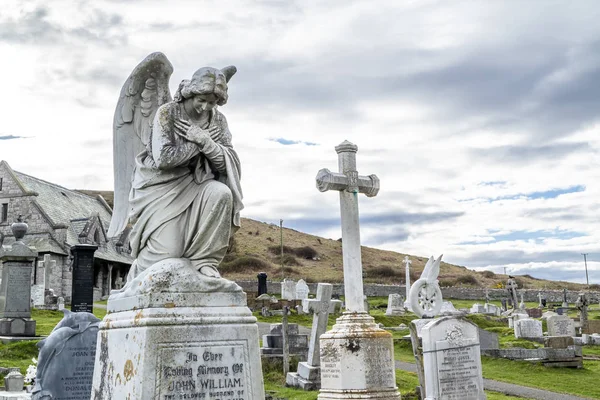 Llandudno, Wales, Wielka Brytania - 22 kwietnia 2018: Dramatyczne grobów w St Tudnos Kościół i cmentarz na Great Orme w Llandudno, Wales, Wielka Brytania — Zdjęcie stockowe