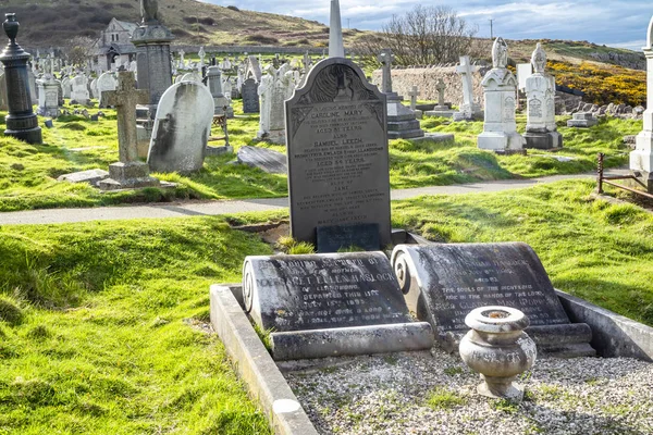 Llandudno, Wales, Uk - April 22 2018: Dramatiska gravarna står vid St Tudnos kyrkan och kyrkogården på Great Orme på Llandudno, Wales, Uk — Stockfoto