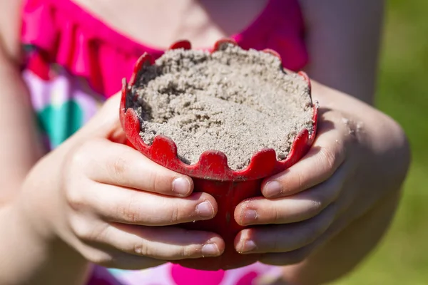 Sommar semester begreppet lilla flicka visar sand i sand mögel — Stockfoto