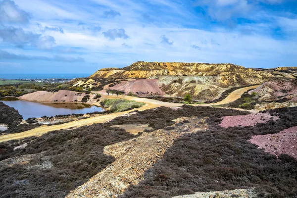 Красочные остатки бывшей медной шахты Parys Mountain возле Амлуч на острове Англси, Уэльс, Великобритания — стоковое фото