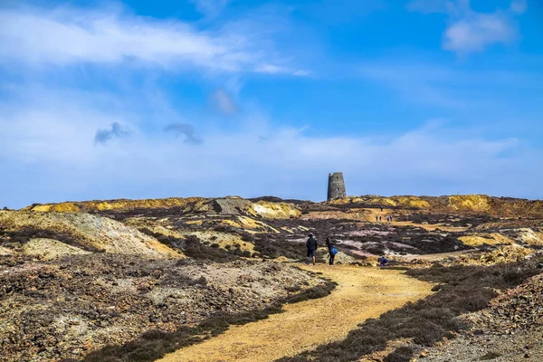 Os restos coloridos da antiga mina de cobre Parys Mountain, perto de Amlwch, na Ilha de Anglesey, País de Gales, Reino Unido — Fotografia de Stock