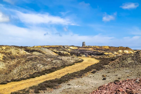 Красочные остатки бывшей медной шахты Parys Mountain возле Амлуч на острове Англси, Уэльс, Великобритания — стоковое фото