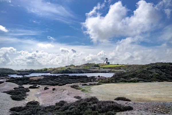 Os restos coloridos da antiga mina de cobre Parys Mountain, perto de Amlwch, na Ilha de Anglesey, País de Gales, Reino Unido — Fotografia de Stock