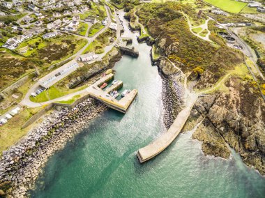 Anglesey, North Wales, İngiltere'de üzerinde Amlwch limanının havadan görünümü