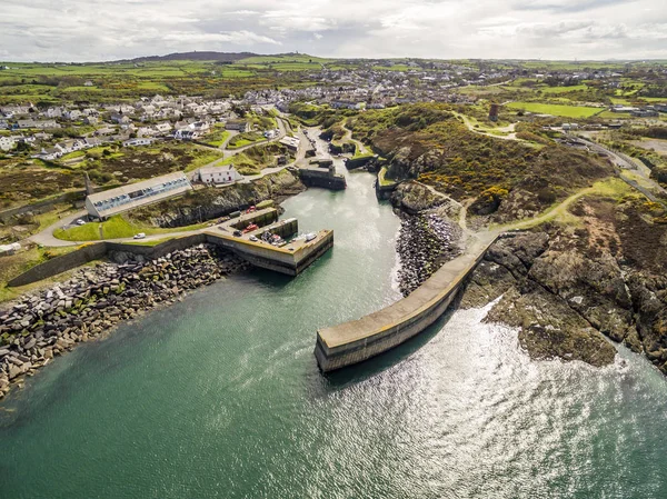 Vista aérea de Amlwch Harbour em Anglesey, North Wales, Reino Unido — Fotografia de Stock