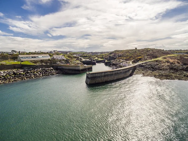 Vista aérea de Amlwch Harbour em Anglesey, North Wales, Reino Unido — Fotografia de Stock