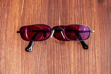 Güneş gözlüğü takmak için hazır yaz konsepti