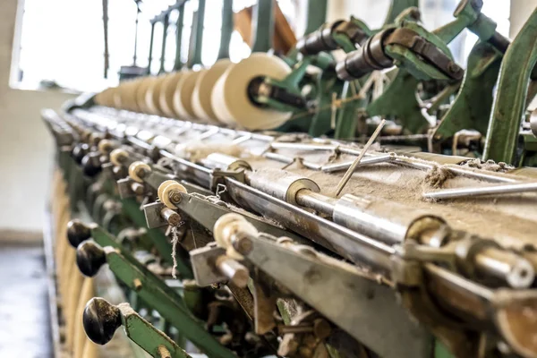 Cop winder of historic woolen mill production in Wales - Reino Unido — Fotografia de Stock