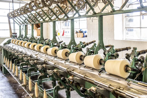 Cop winder of historic woolen mill production in Wales - Reino Unido — Fotografia de Stock