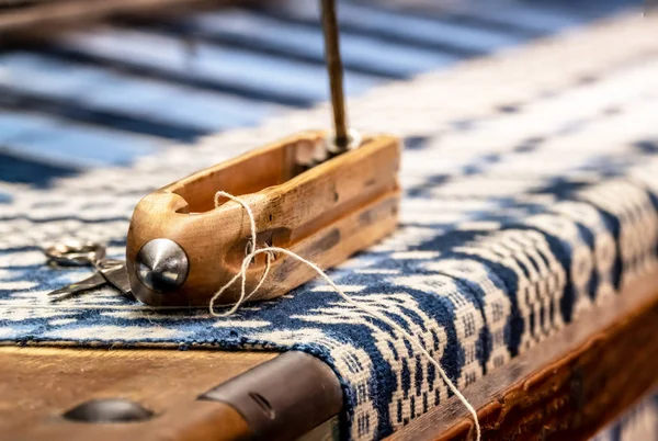 Fundo de tecelagem com ferramentas tradicionais — Fotografia de Stock
