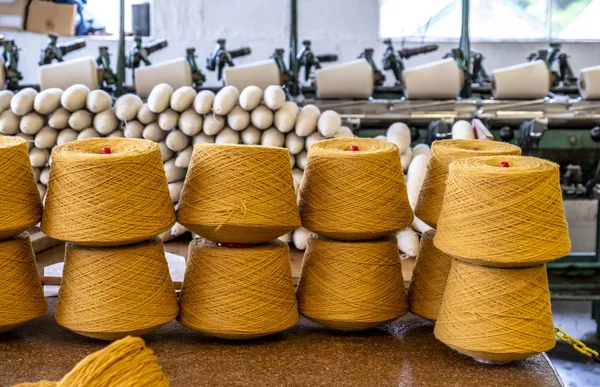 Bobine di lana tradizionali dell'industria tessile e ondulatoria britannica — Foto Stock
