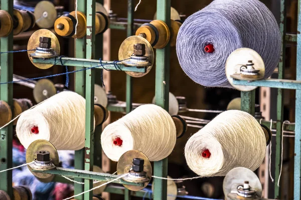 Bobinas de lã tradicionais da indústria de acenar e têxtil britânica — Fotografia de Stock