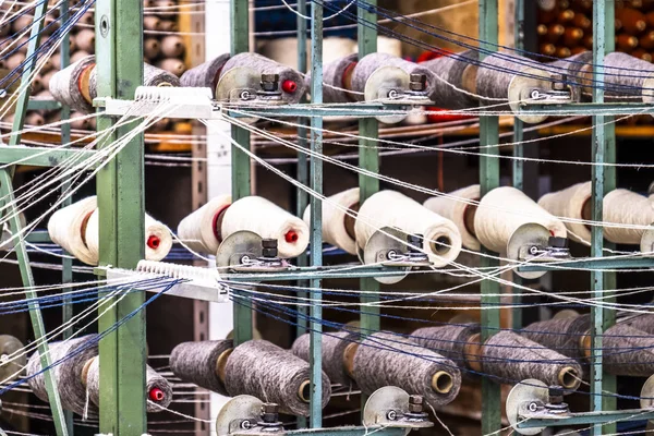İngiliz sallayarak ve tekstil sektörünün geleneksel yün makaraları — Stok fotoğraf