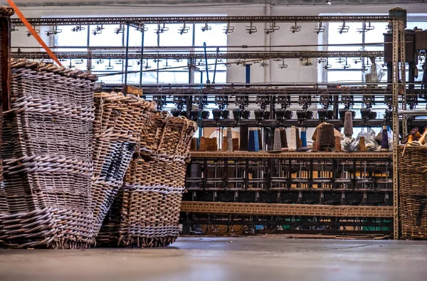 Tkaní pozadí s tradiční koš a nástrojů — Stock fotografie