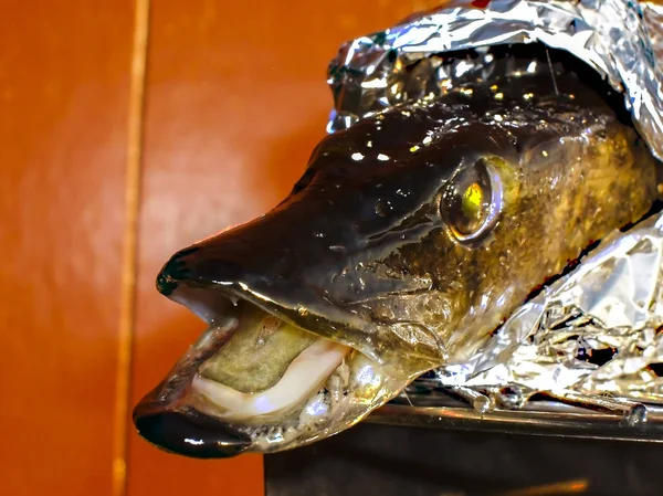 Fresh pike coiled in aluminium foil on barbecue — Stock Image Fresh pike coiled in aluminium foil on barbecue Stock Picture