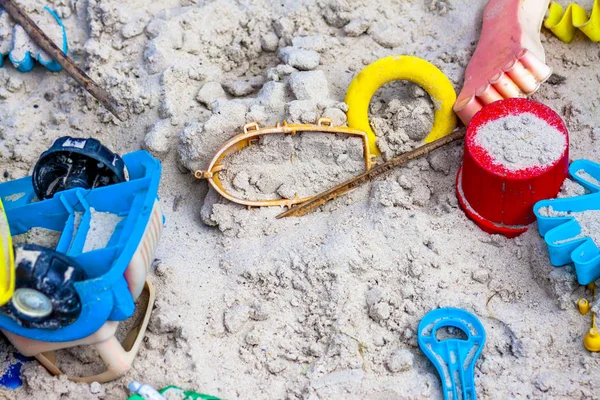 Brinquedos de crianças de plástico para brincar na areia ou em uma praia — Fotografia de Stock