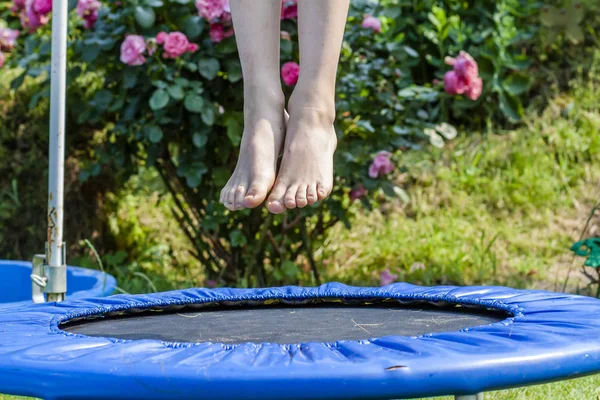 Junge Springt Auf Trampolin Hinterhof — Stockfoto