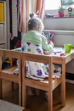 Sevimli küçük kız odasında evde boyama