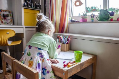 Sevimli küçük kız odasında evde boyama