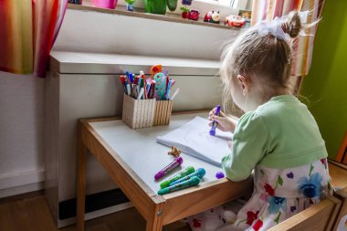 Sevimli küçük kız odasında evde boyama