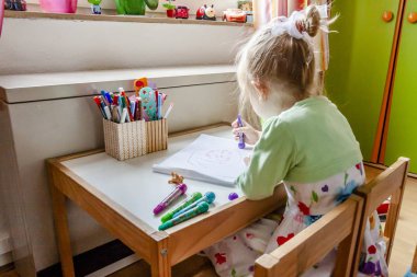 Sevimli küçük kız odasında evde boyama