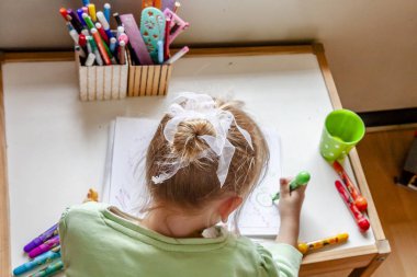 Sevimli küçük kız odasında evde boyama