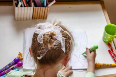 Sevimli küçük kız odasında evde boyama