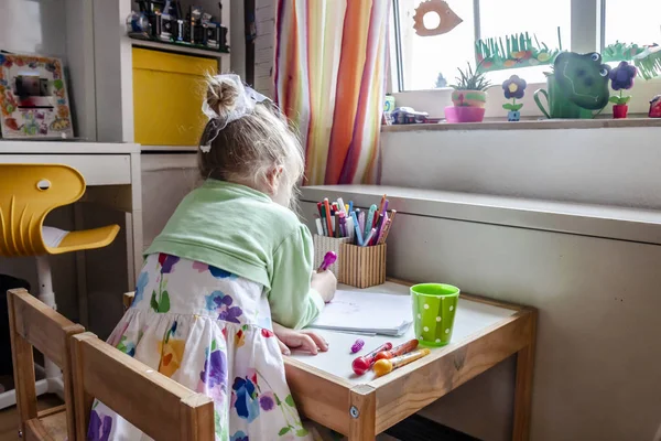 Sevimli küçük kız odasında evde boyama