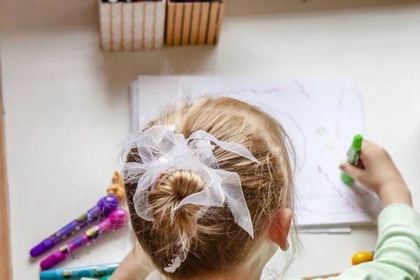 Sevimli küçük kız odasında evde boyama