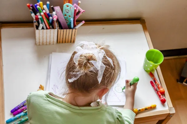 Sevimli küçük kız odasında evde boyama