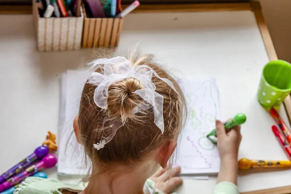 Sevimli küçük kız odasında evde boyama