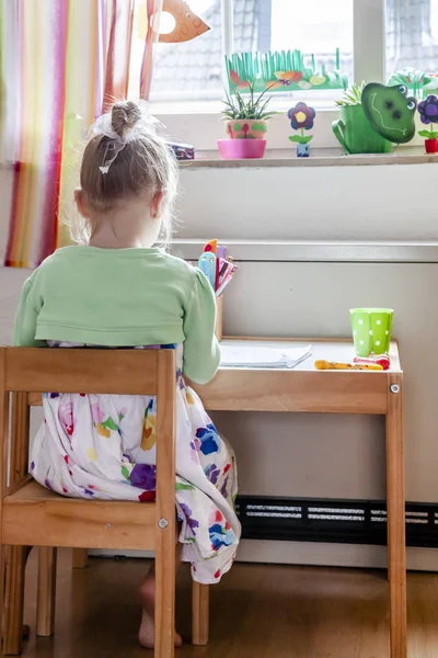 Sevimli küçük kız odasında evde boyama