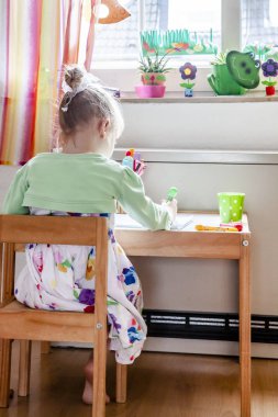 Sevimli küçük kız odasında evde boyama