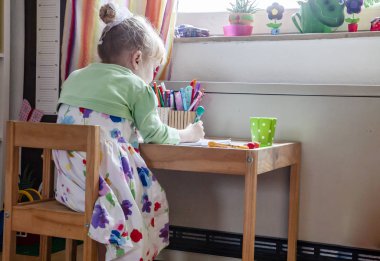 Sevimli küçük kız odasında evde boyama