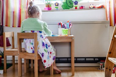 Sevimli küçük kız odasında evde boyama