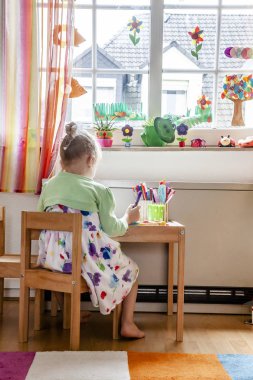 Sevimli küçük kız odasında evde boyama